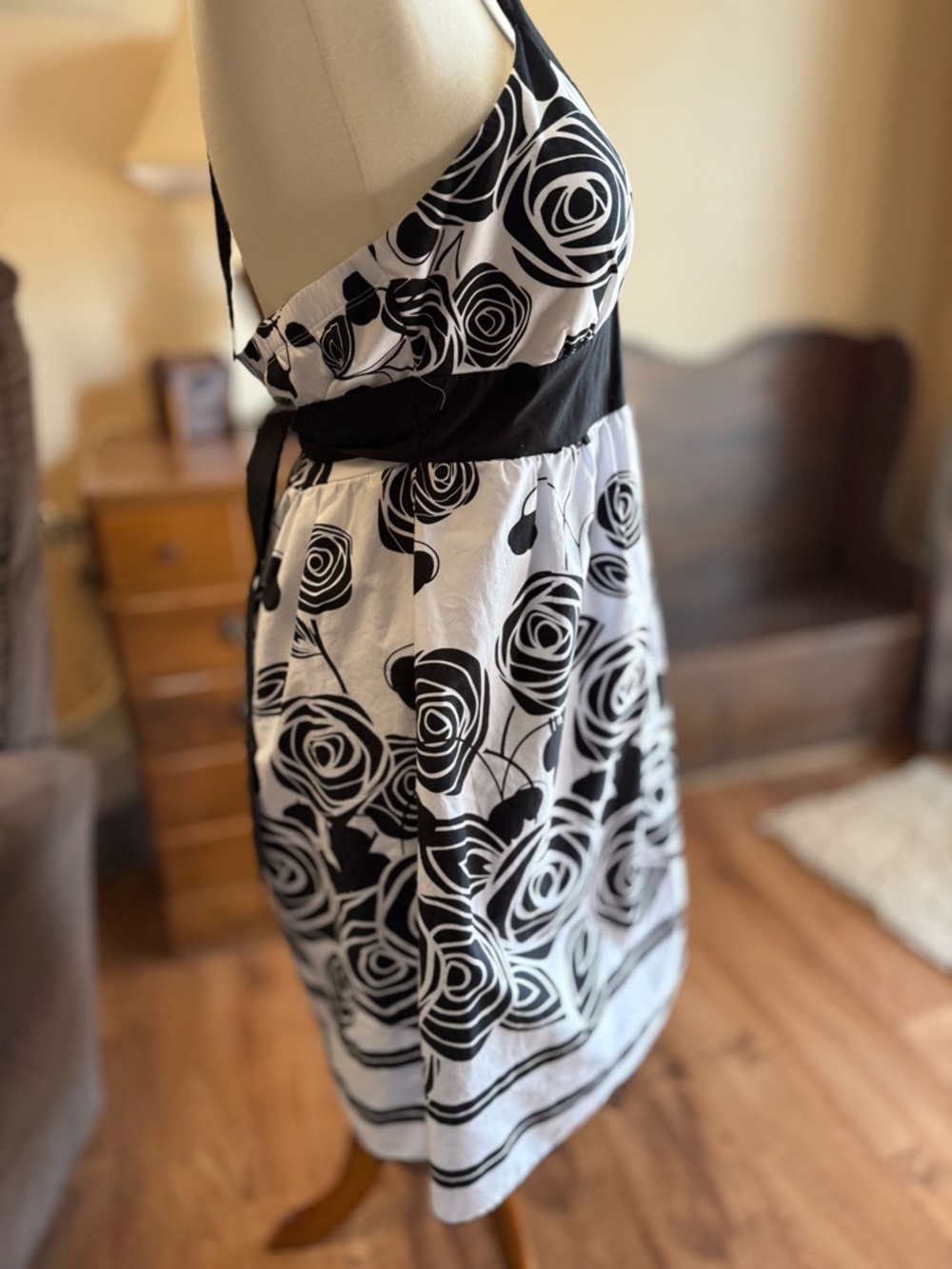 Chic Black and White Floral Halter Midi Dress - Picture 3 of 9